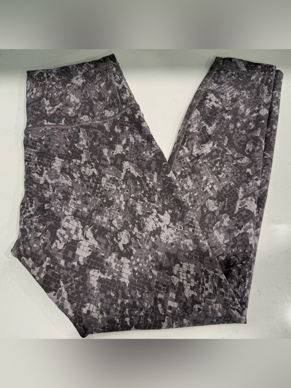 lululemon Wunder Train High-Rise Tight 25" • Size 6 • Hideaway Camo Lunar Rock